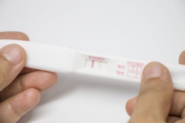 会社の採用面接で、妊娠出産の予定があるか聞かれて、ないと答えました。子供ができたら解雇されるのでしょうか。
