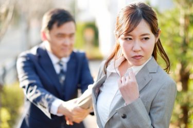 昔、付き合っていた男性が上司になり、性的関係を強要されています
