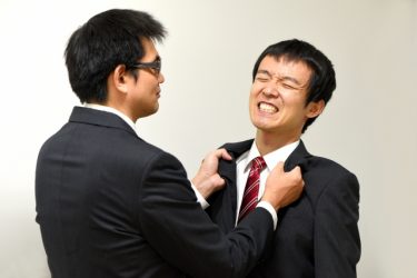 希望退職に応じないので、侮辱や暴力行為を受けています