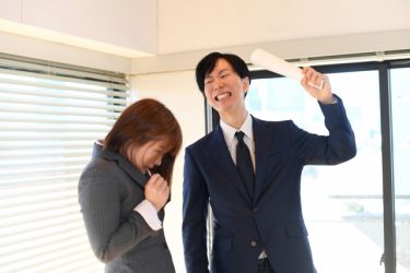 同僚男性社員から殴られました